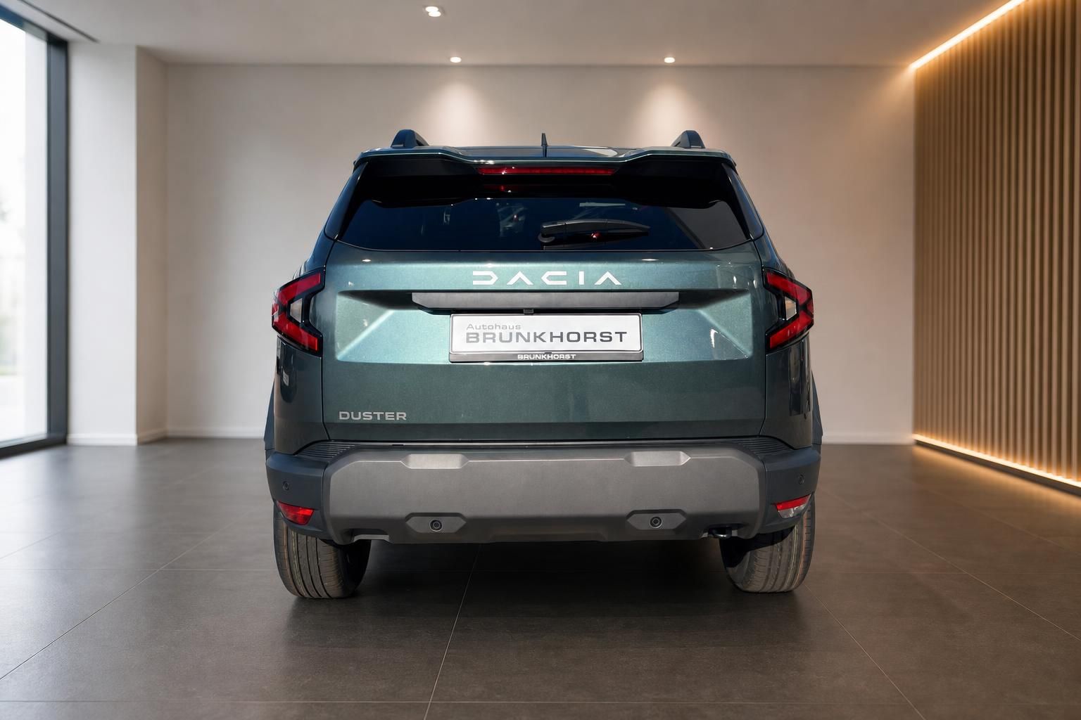 Dacia Duster SUV Heckansicht in Salbeigrün im Autohaus Brunkhorst Showroom