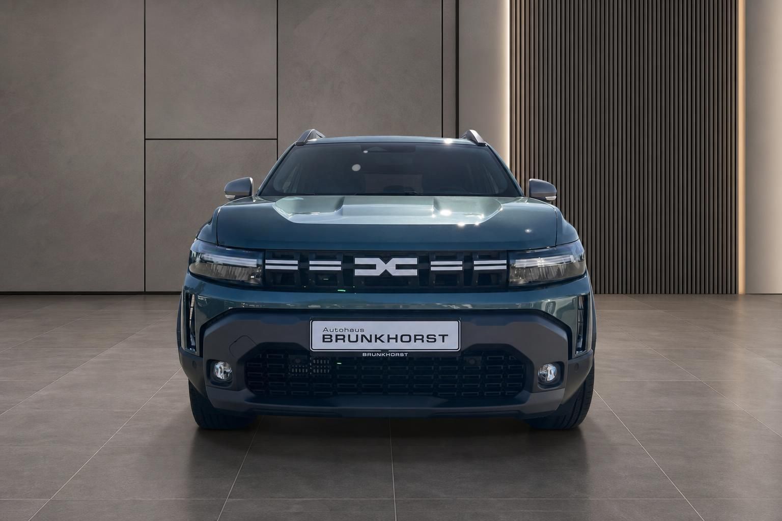 Dacia Duster SUV Frontansicht mit markanter DC-Kühlergrill und LED-Scheinwerfern