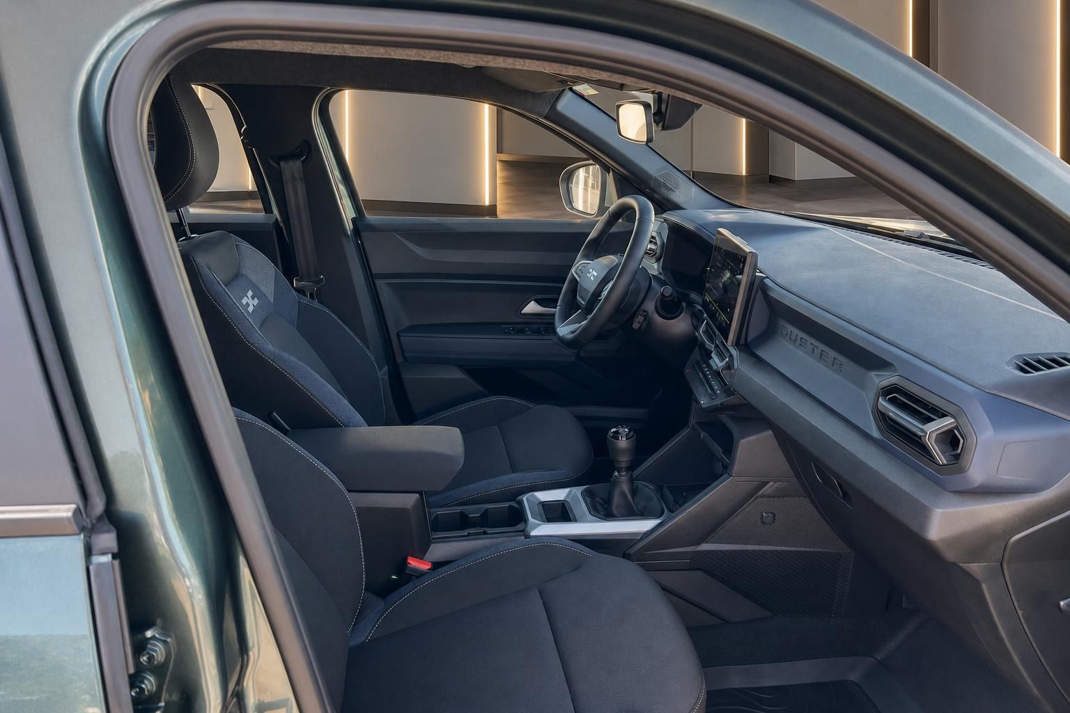 Dacia Duster Innenraum mit schwarzer Stoffausstattung und Schaltgetriebe