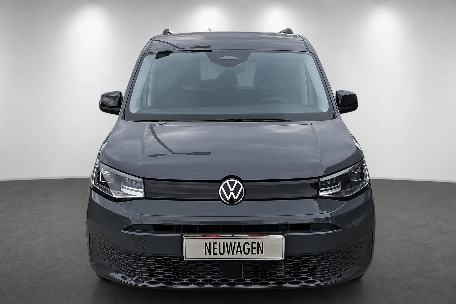 VW Caddy Frontansicht mit Kennzeichen Neuwagen im Studio