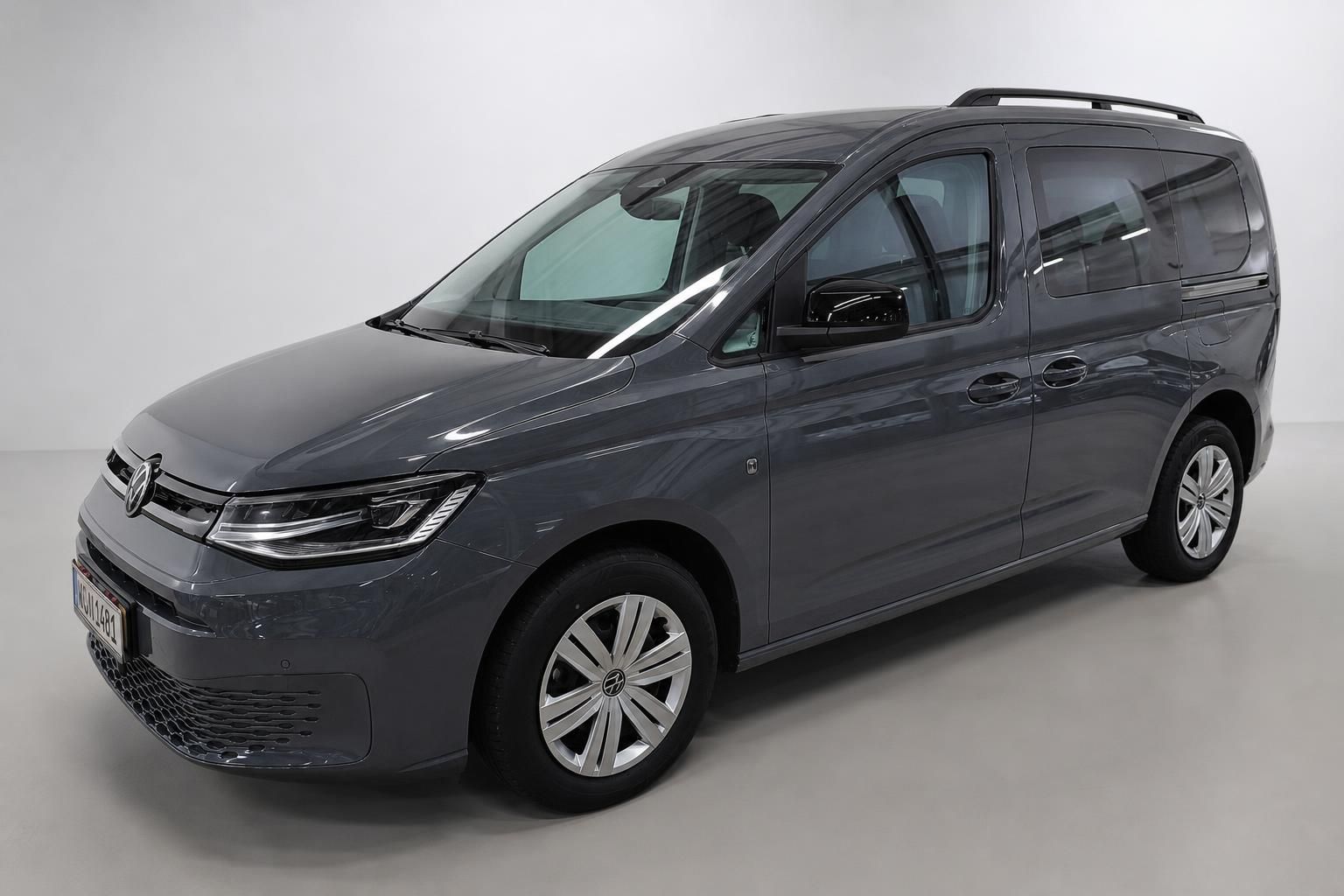 VW Caddy grau metallic Frontansicht seitlich im Fotostudio
