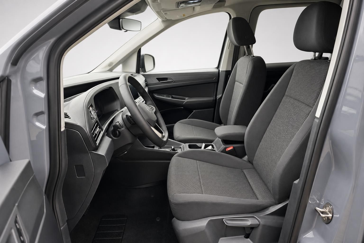 VW Caddy Innenraum Vordersitze und Cockpit durch geoeffnete Tuer