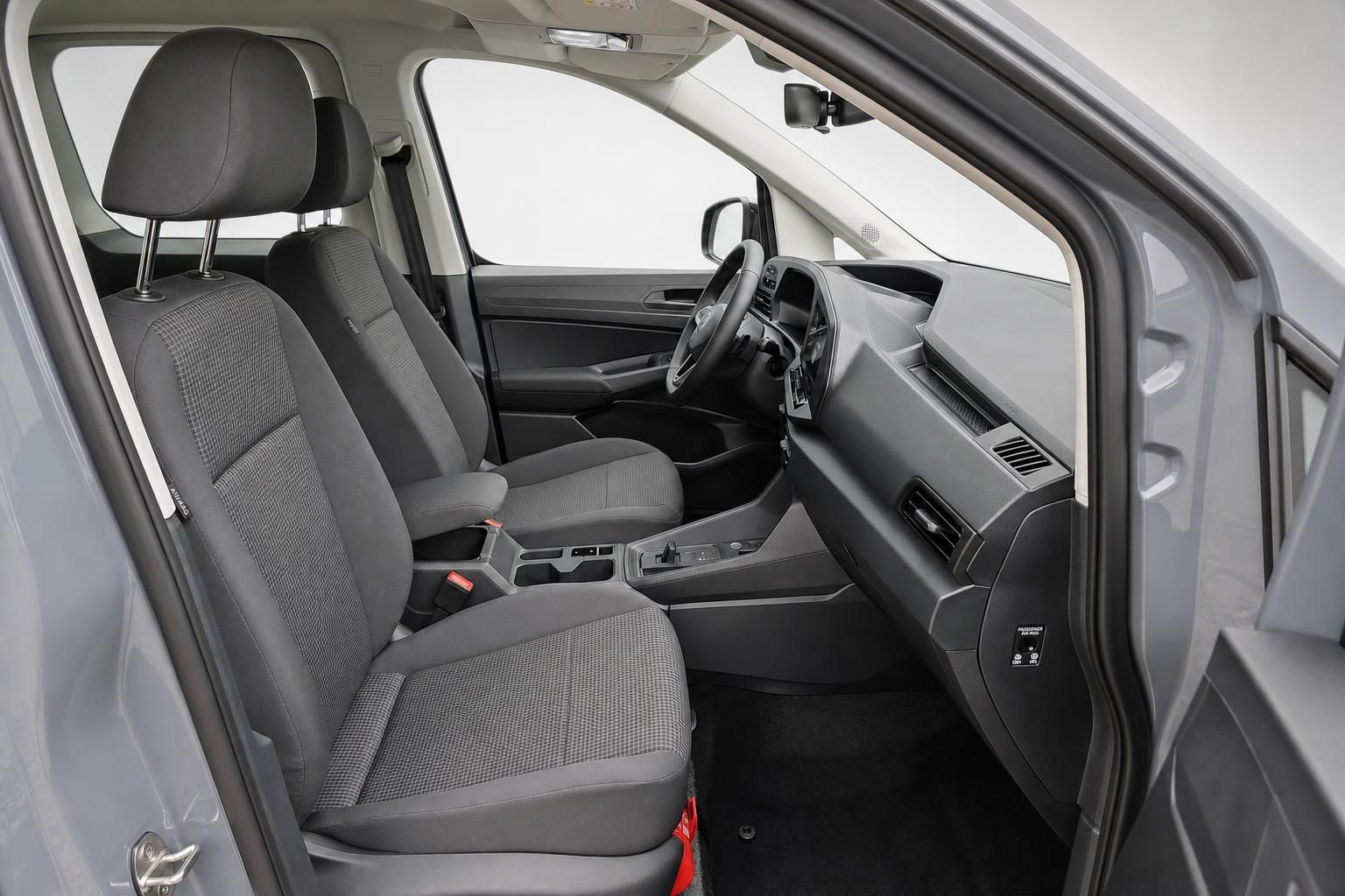 VW Caddy Innenraum Vordersitze und Armaturenbrett Detailansicht