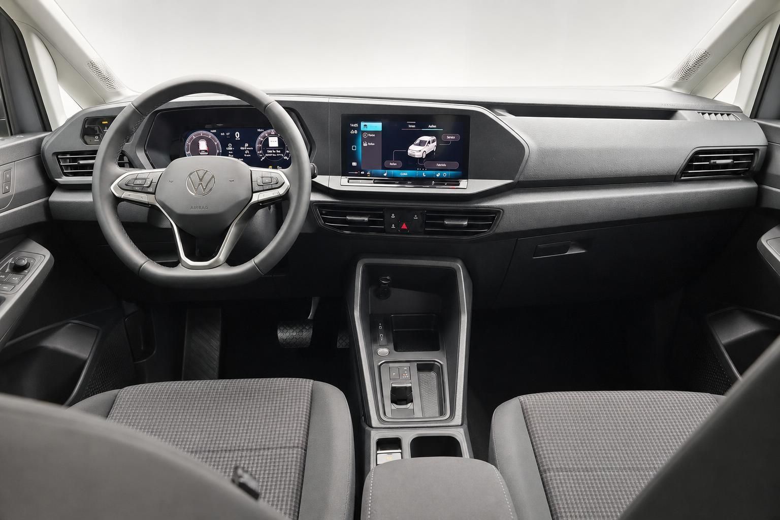 VW Caddy Cockpit mit Lenkrad und Infotainment Display
