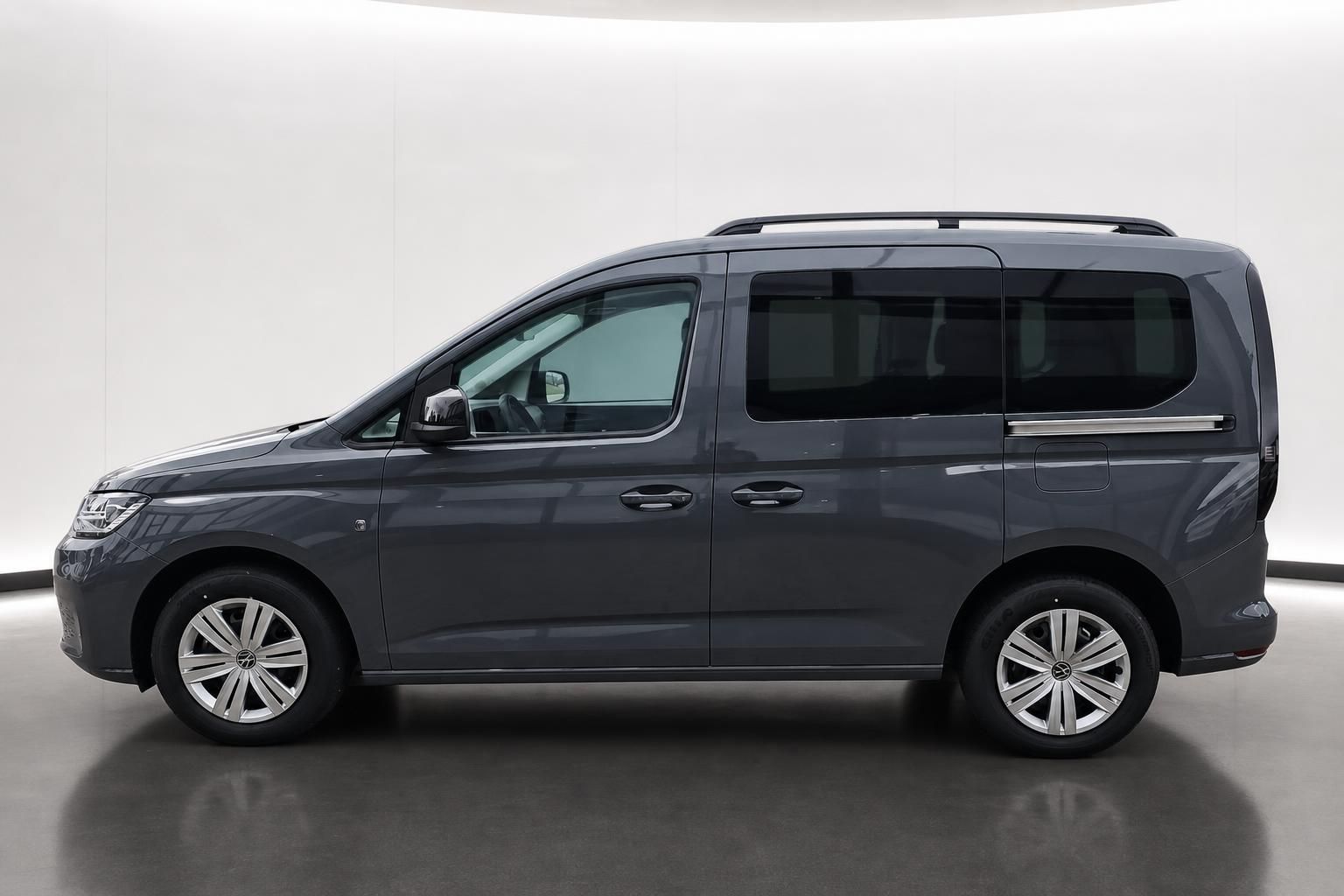 VW Caddy grau, Seitenansicht komplett im Studio