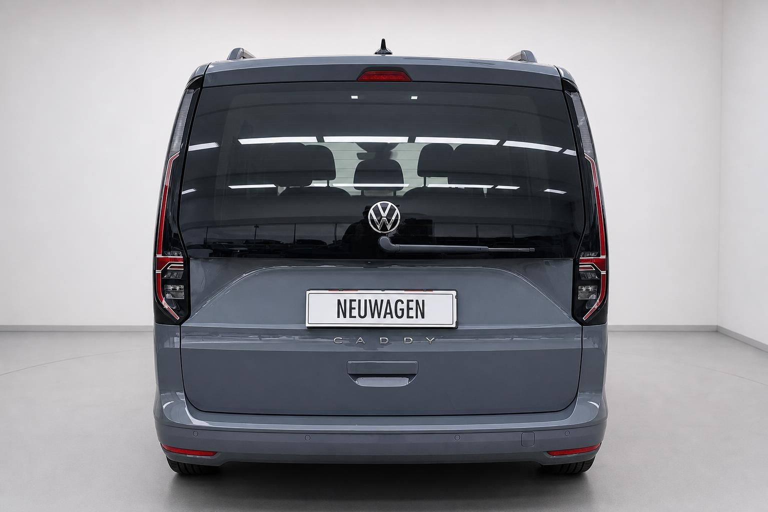 VW Caddy Heckansicht mit Kennzeichen Neuwagen im Studio