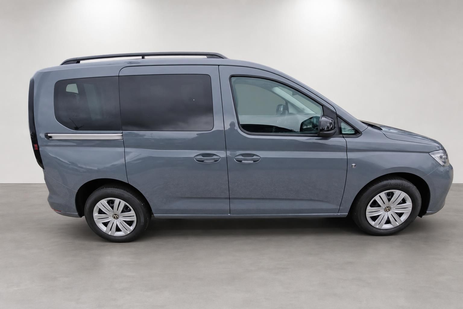 VW Caddy Van in Grau, Seitenansicht im Studio