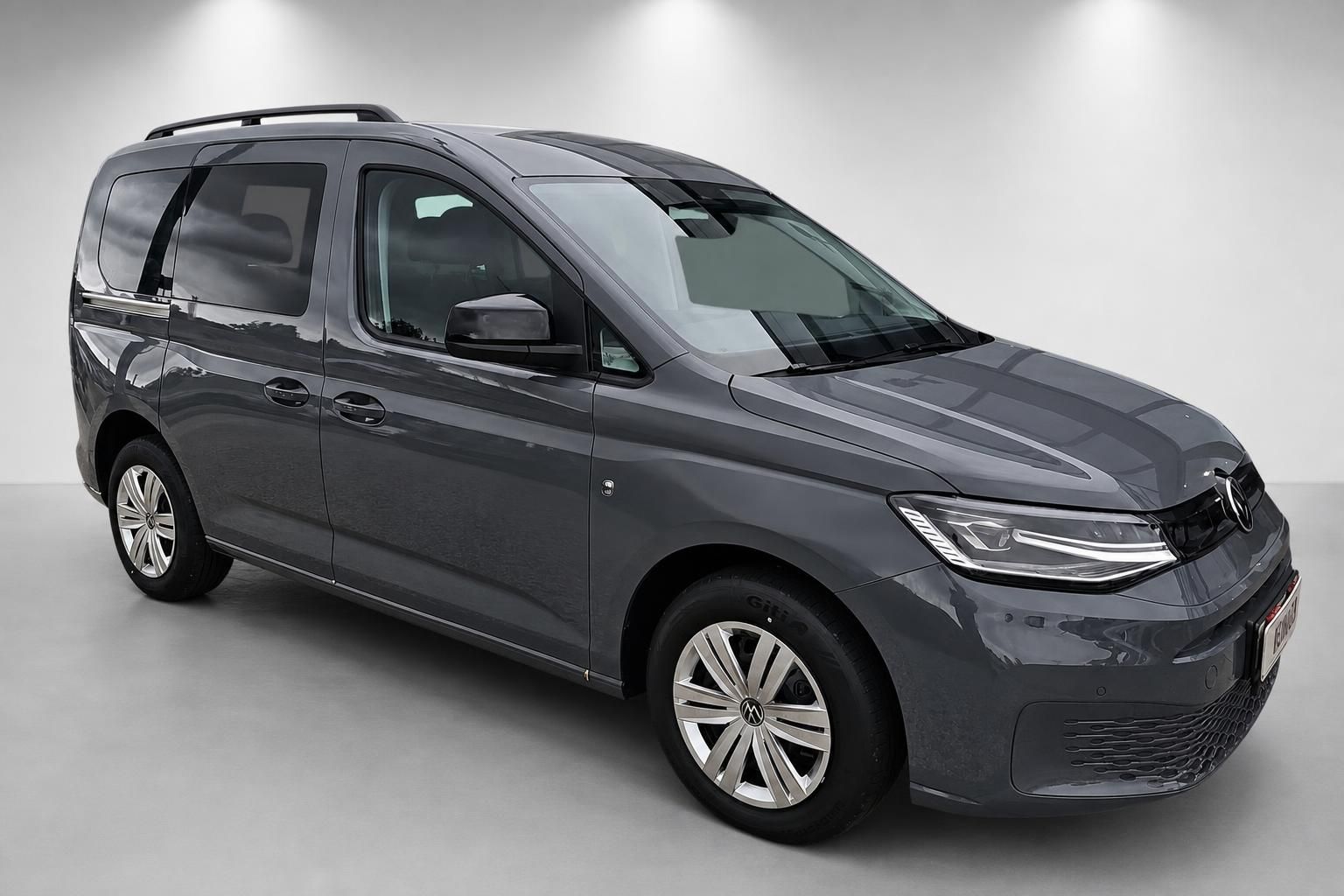 VW Caddy in Grau, Frontansicht schraeg von vorne