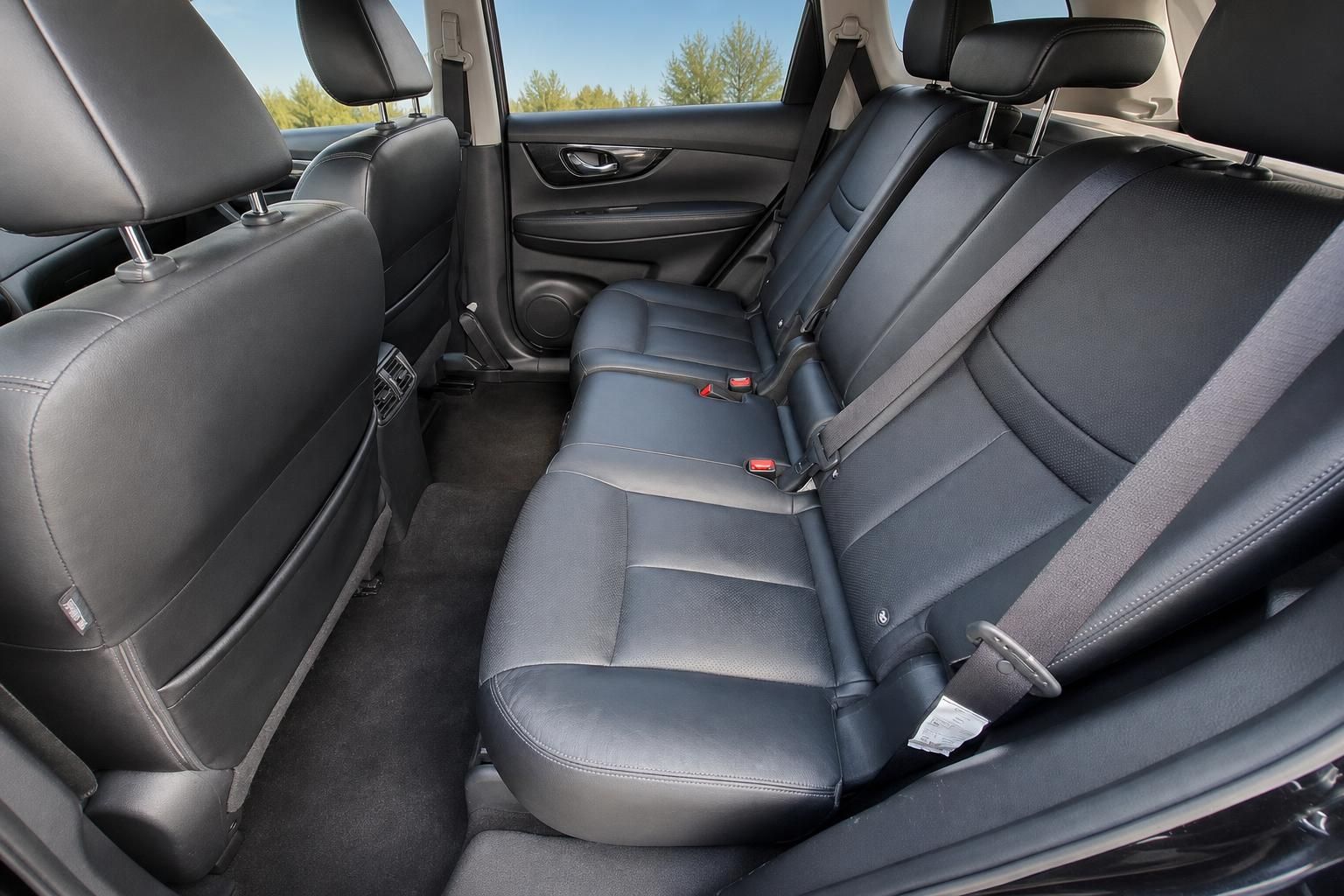 Nissan Rücksitzbank mit schwarzem Lederinterieur und Kopfstützen