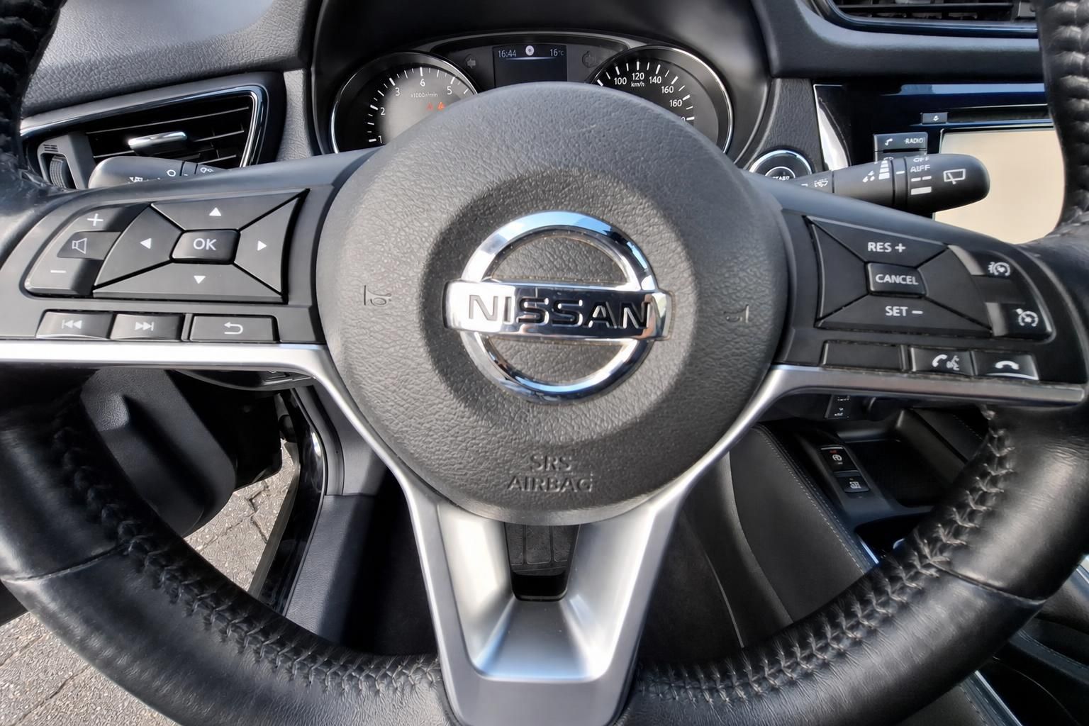 Nissan Lenkrad mit Multifunktionstasten und Airbag-Logo im Detail