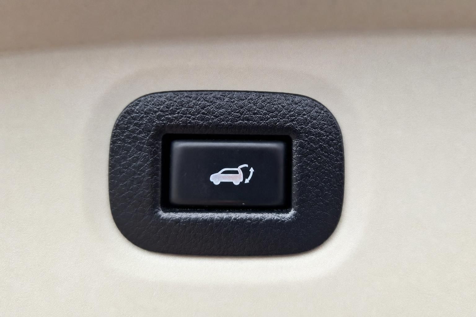 Nissan Heckklappen-Bedienschalter mit Fahrzeugsymbol im Kofferraum