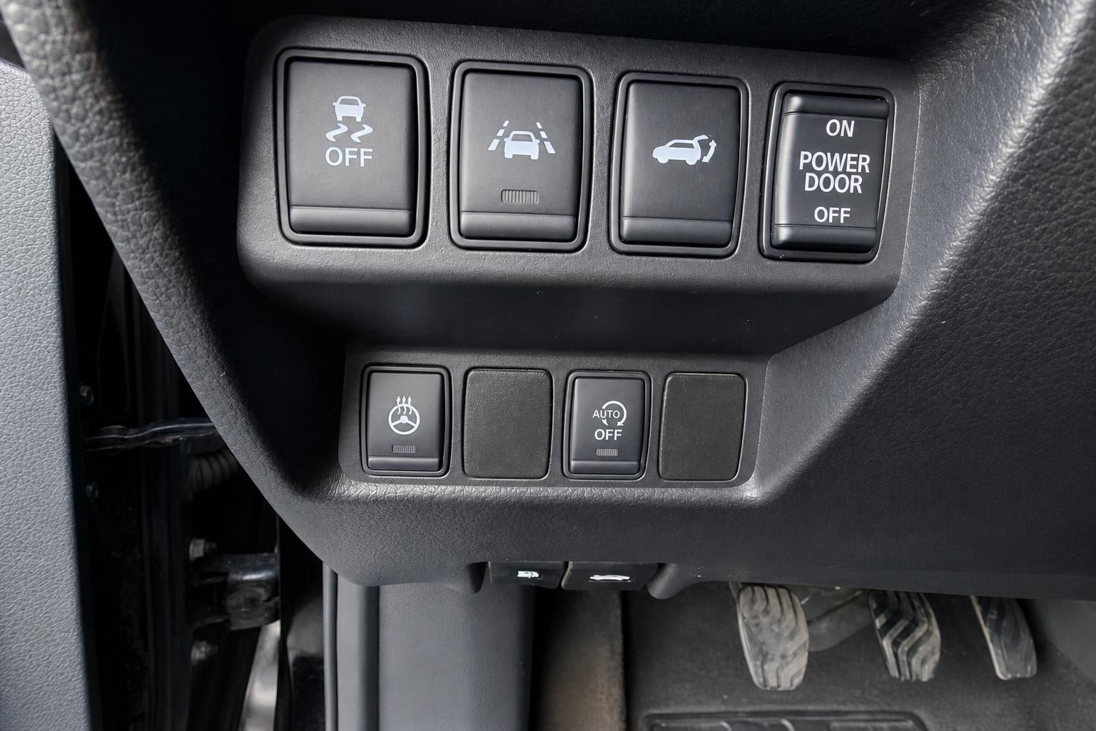 Nissan Schalterblende mit ESP, Spurhalte- und Power-Door-Tasten