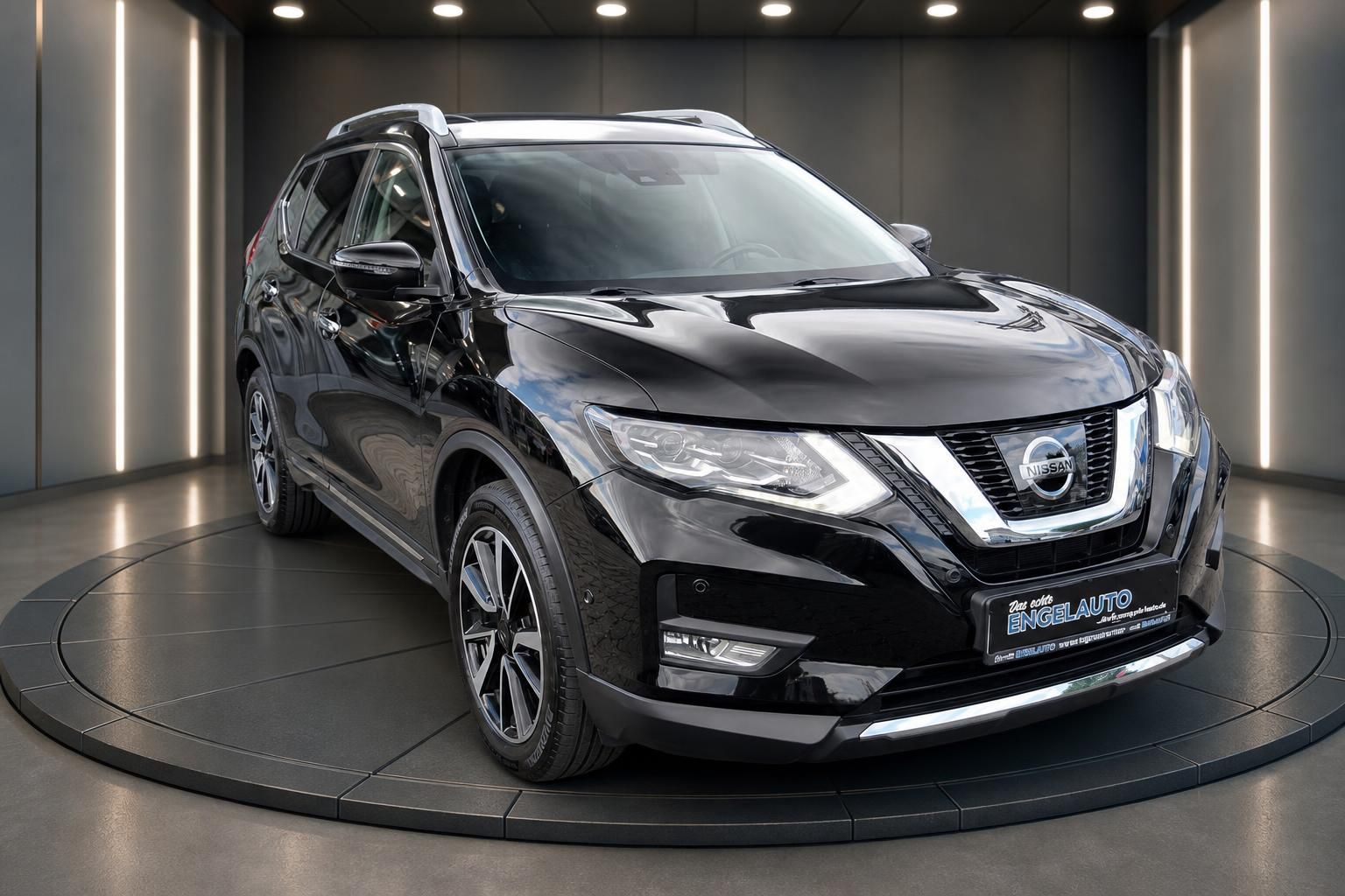Nissan X-Trail schwarz Frontansicht seitlich im Showroom