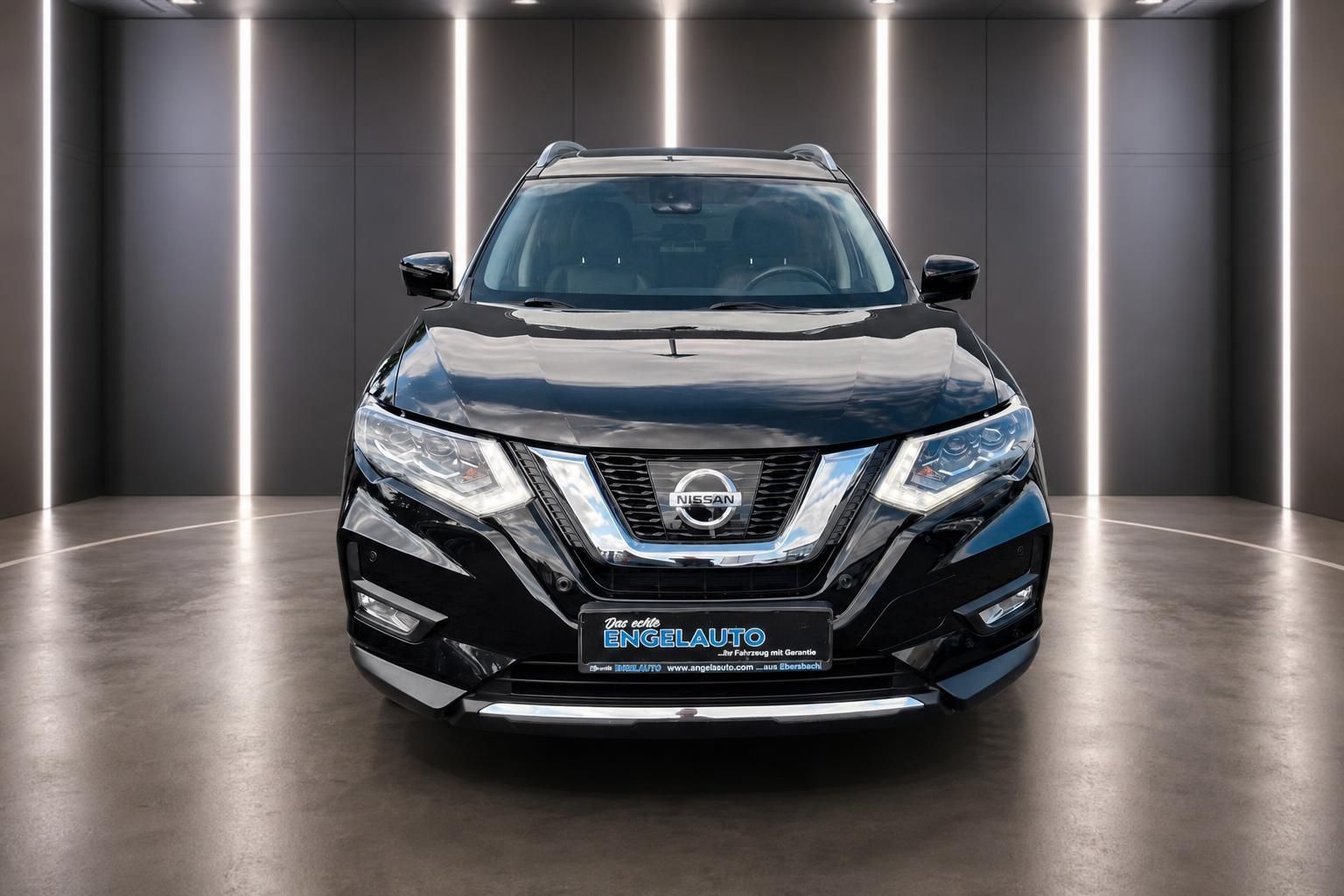 Nissan X-Trail schwarz Frontansicht mit LED-Scheinwerfern