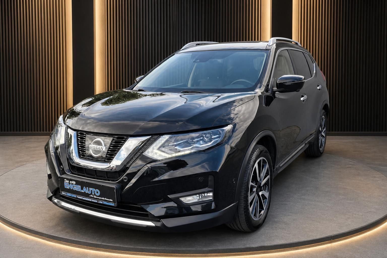 Nissan X-Trail schwarz Frontansicht schräg im Showroom