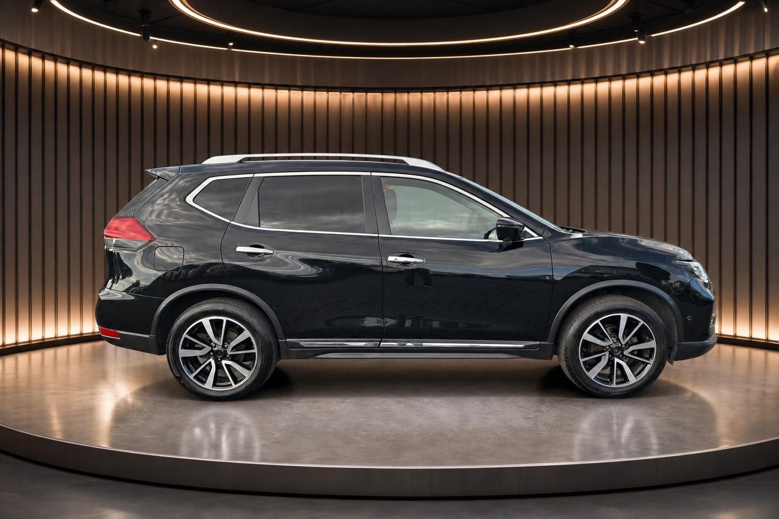 Nissan X-Trail schwarz Seitenansicht mit Alufelgen
