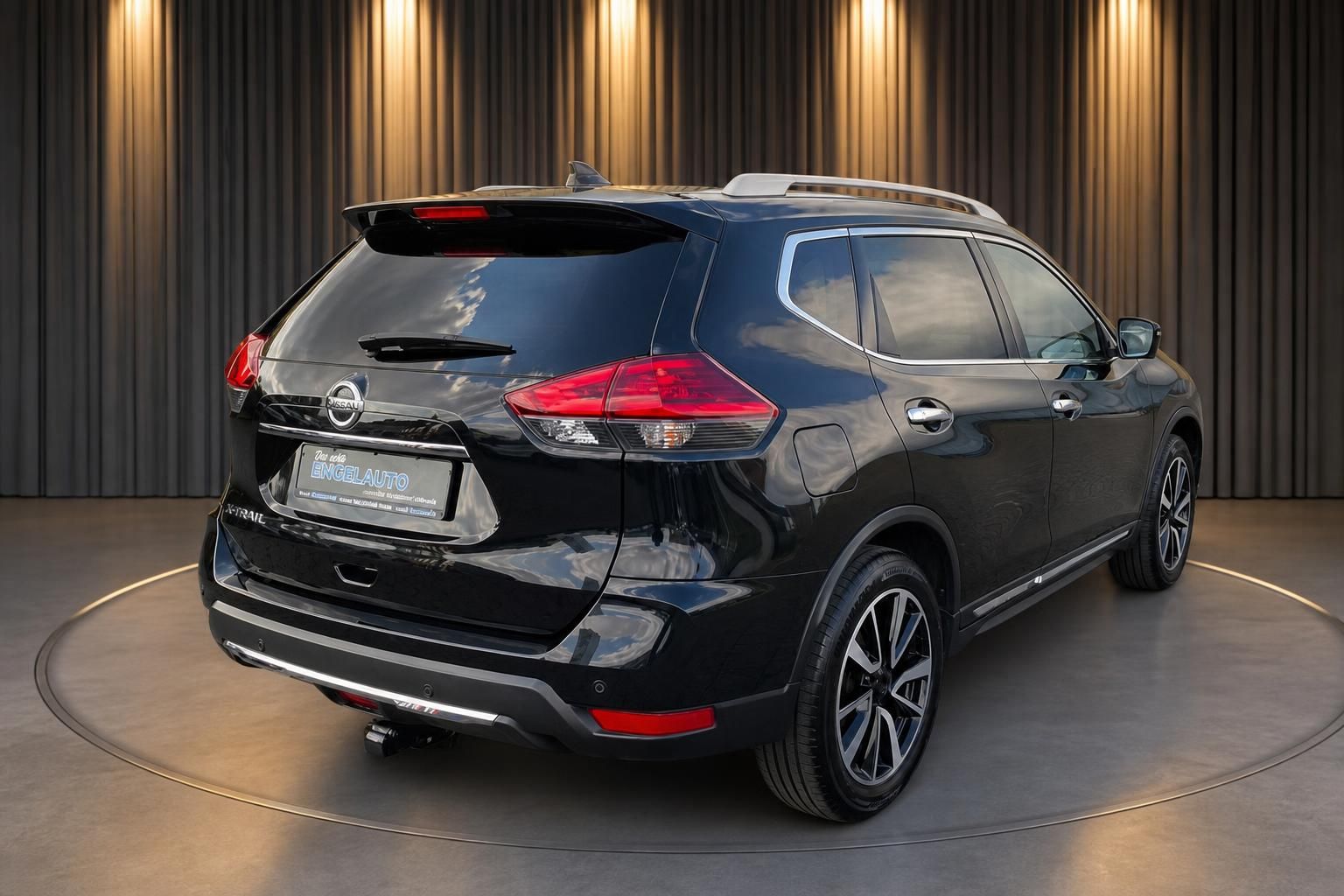 Nissan X-Trail schwarz Heckansicht in Studio-Ausstellung