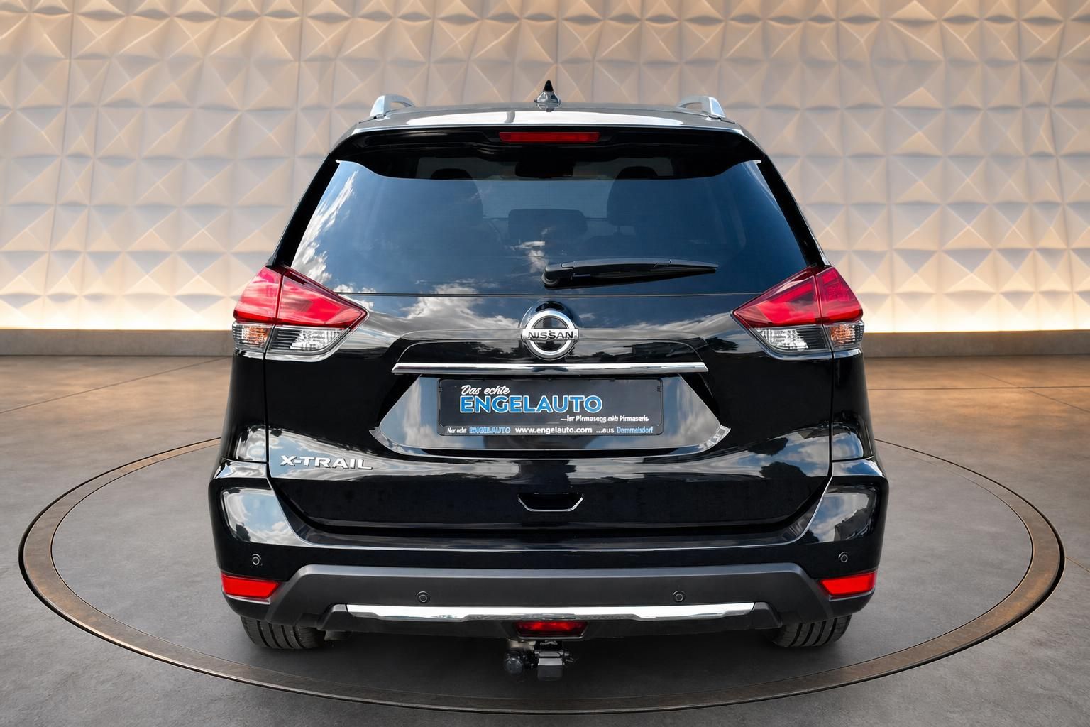 Nissan X-Trail schwarz Heckansicht mit Anhaengerkupplung