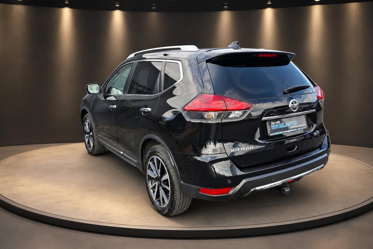 Nissan X-Trail schwarz Heckansicht seitlich im Autohaus