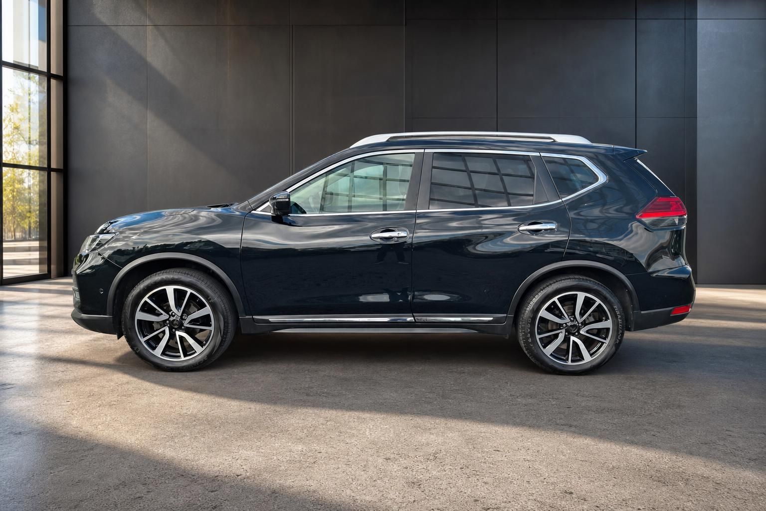 Nissan X-Trail schwarz Seitenansicht SUV Studio