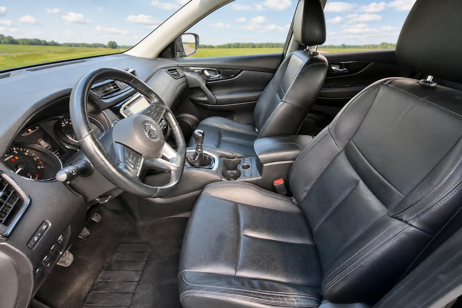 Nissan X-Trail Innenraum Cockpit mit Lederausstattung