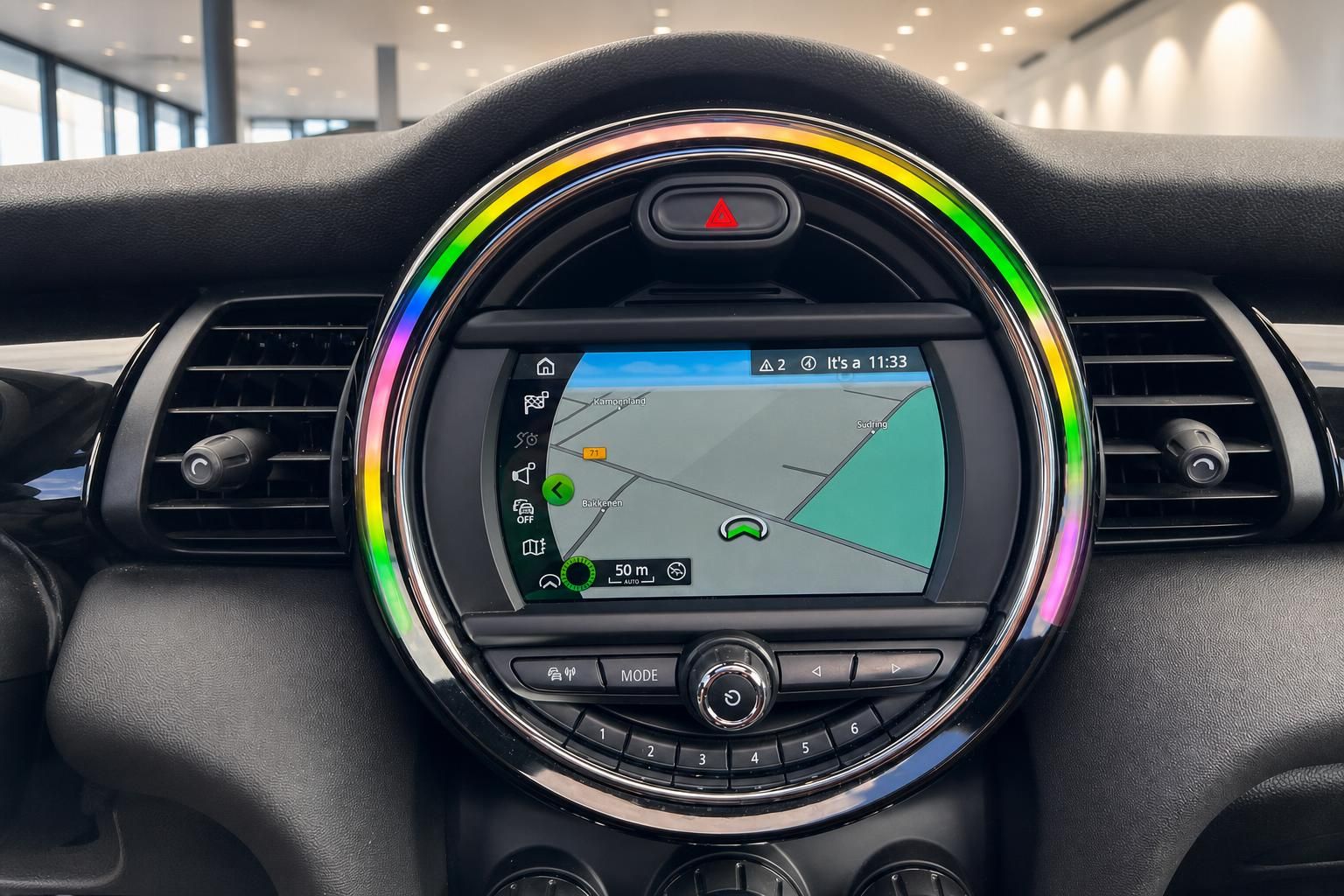 MINI Navigationssystem und Multifunktionsdisplay im Cockpit