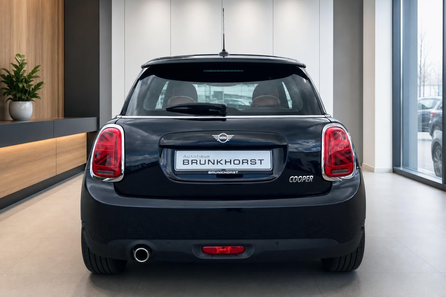 MINI Cooper schwarz Heckansicht mit Union-Jack-Rueckleuchten