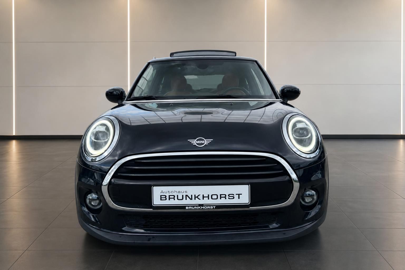 MINI Cooper schwarz Frontansicht mit LED-Scheinwerfern im Autohaus