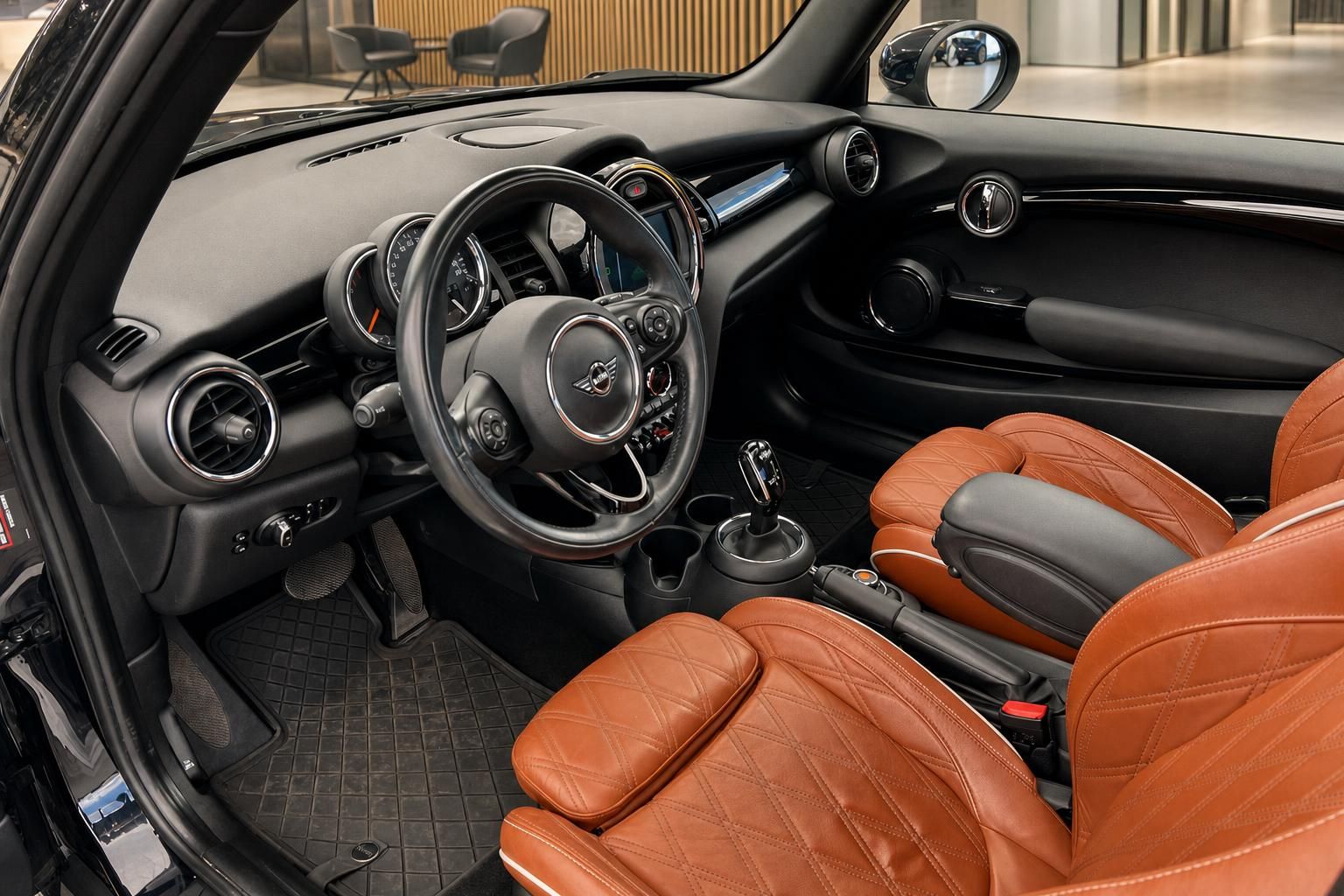 MINI Cooper Innenraum mit cognacfarbenen Ledersitzen und Cockpit