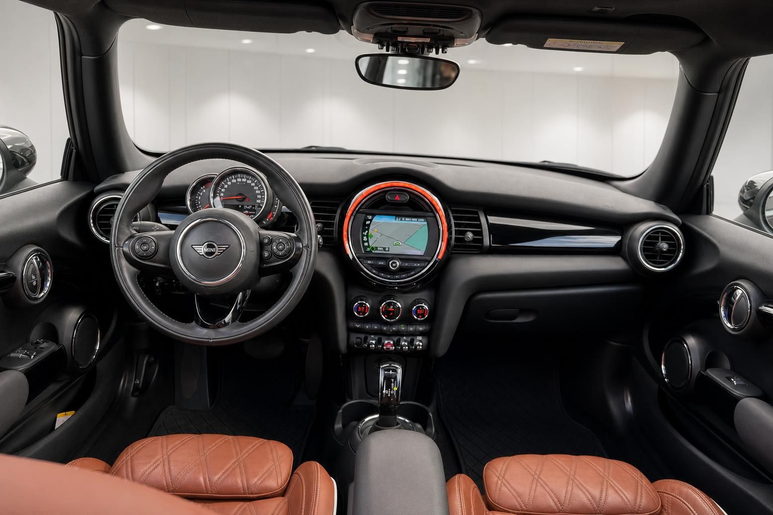 MINI Cooper Cockpit mit Lenkrad, Navigationssystem und Lederausstattung