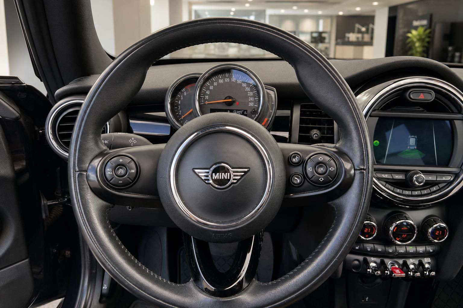 MINI Lenkrad mit Tacho und Bedienelementen im Detail
