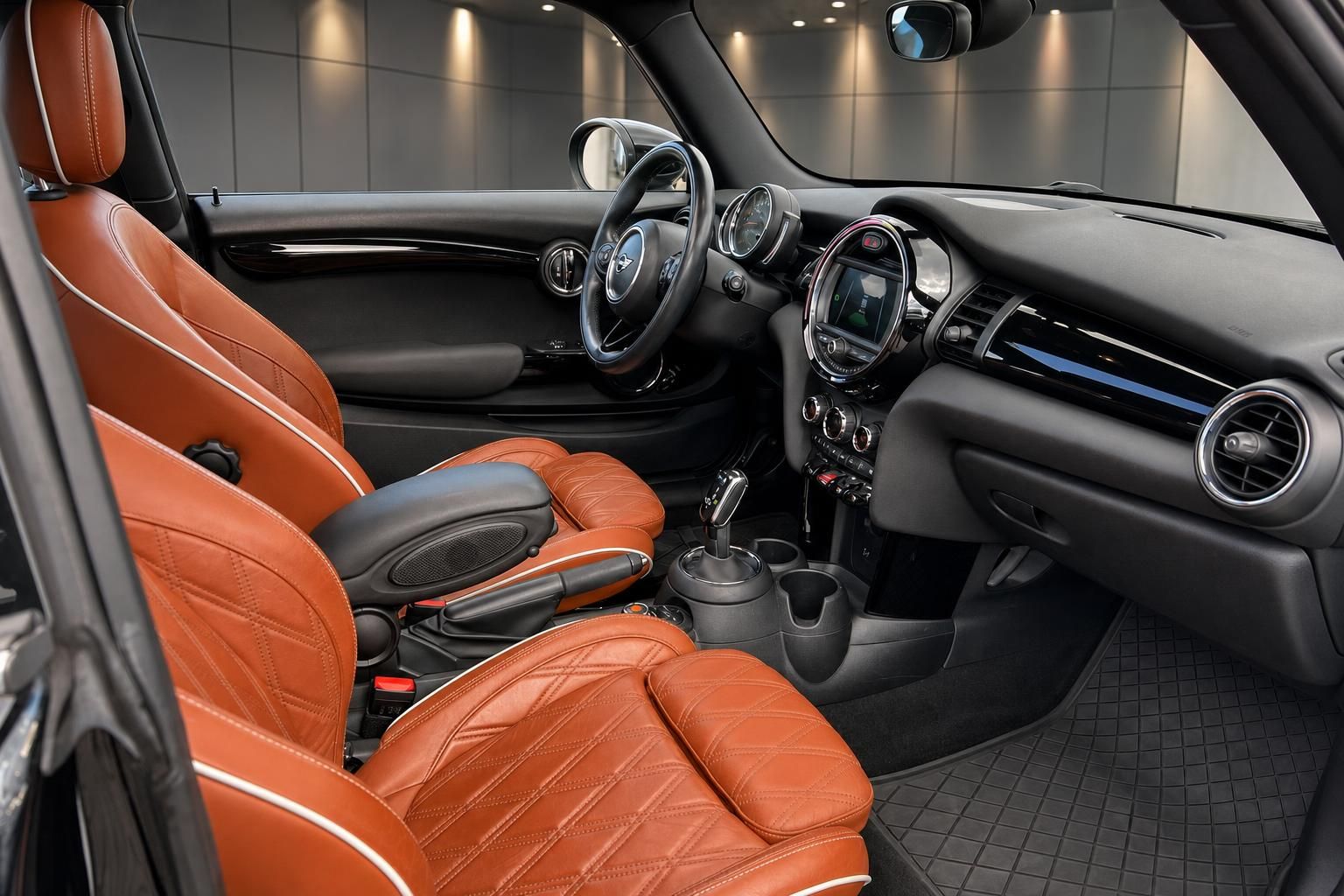 MINI Innenraum mit braunen Lederschalensitzen und Cockpit