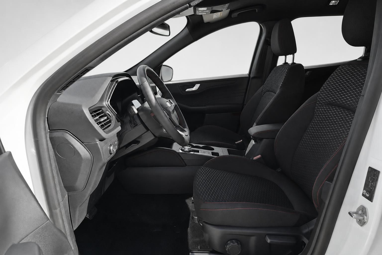 Ford Kuga Innenraum mit Vordersitzen und Cockpit im Detail