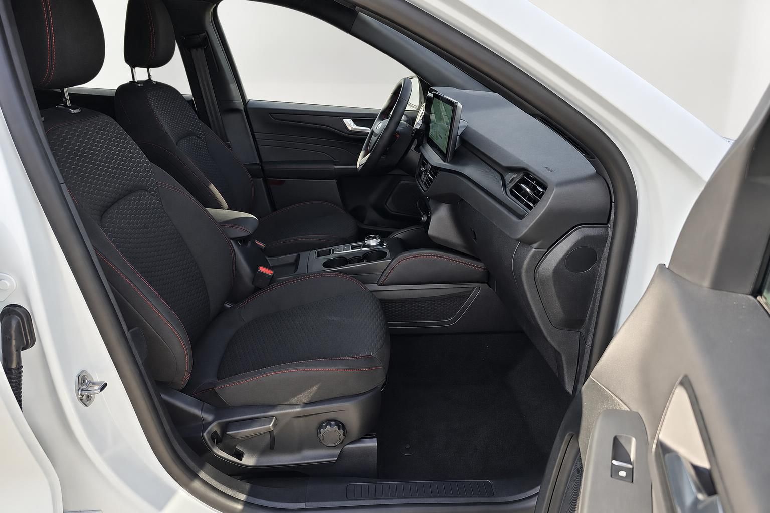 Ford Kuga Innenraum Blick auf Fahrersitz und Armaturenbrett