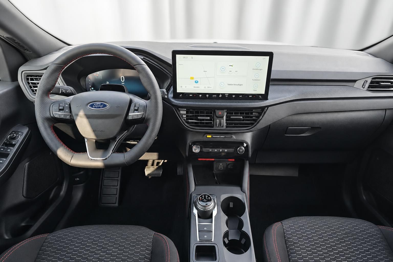 Ford Kuga Cockpit mit Lenkrad, Display und Mittelkonsole
