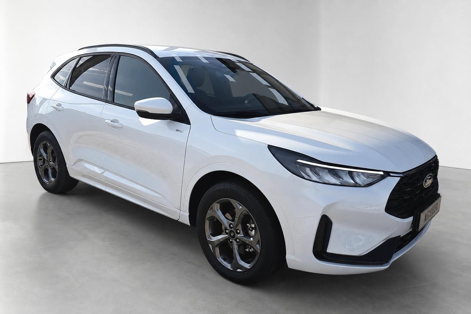 Ford Kuga in Weiß, schräge Frontansicht mit Felgen