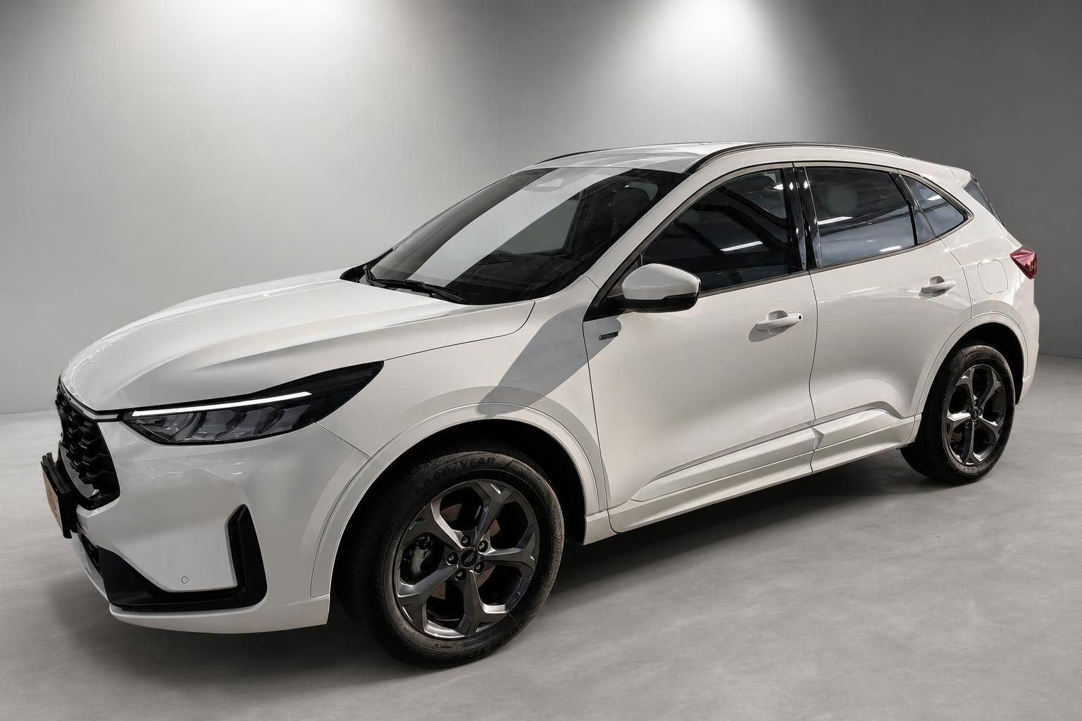 Ford Kuga weiß, Frontansicht schräg im Fotostudio