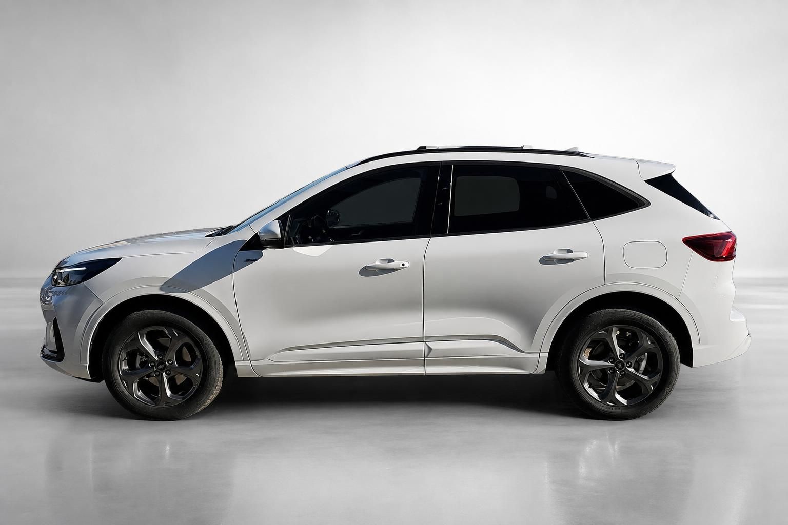 Ford Kuga in Weiß, Seitenansicht im Studio