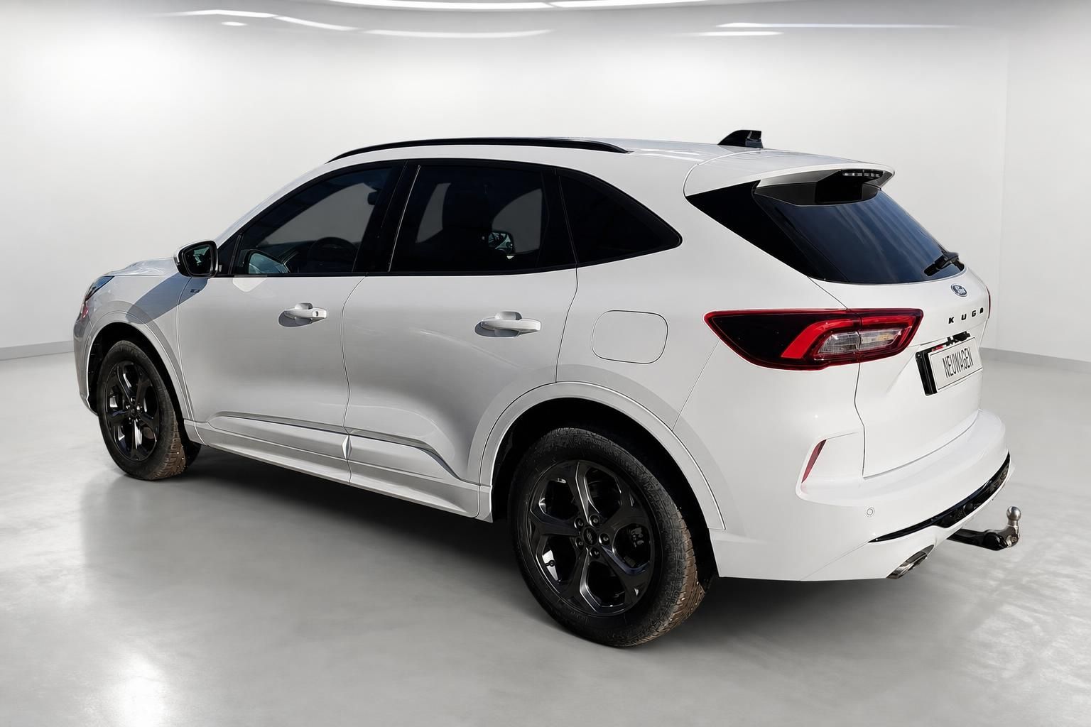 Ford Kuga weiß, Heckansicht mit Anhängerkupplung