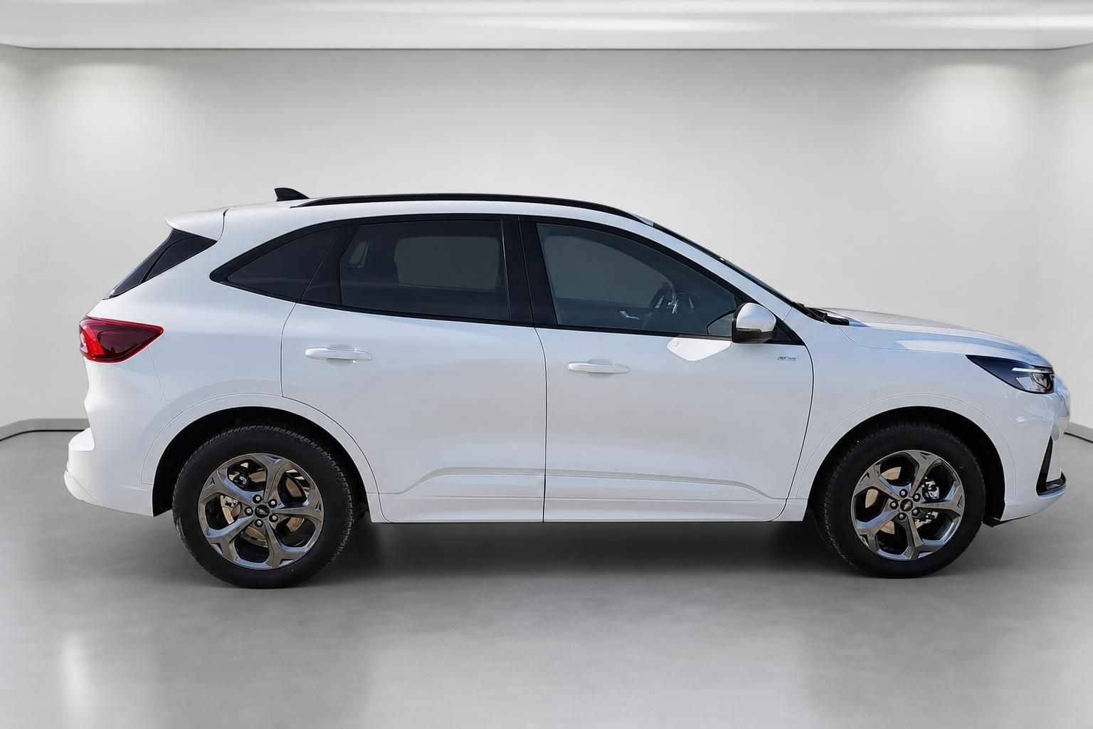 Ford Kuga weiß Seitenansicht mit Leichtmetallfelgen im Studio