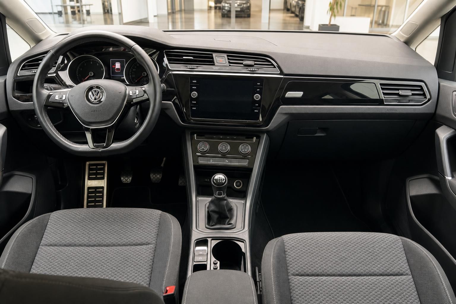 VW Touran Innenraum mit Cockpit, Lenkrad und Infotainment