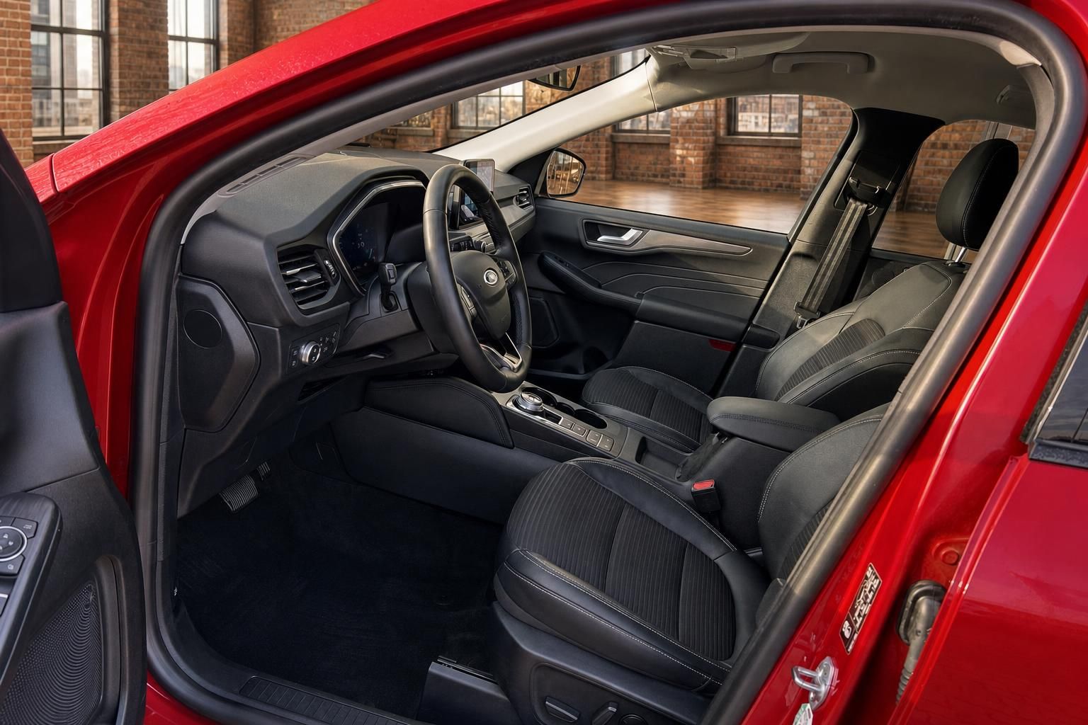 Ford Kuga Innenraum mit schwarzen Ledersitzen und Cockpit