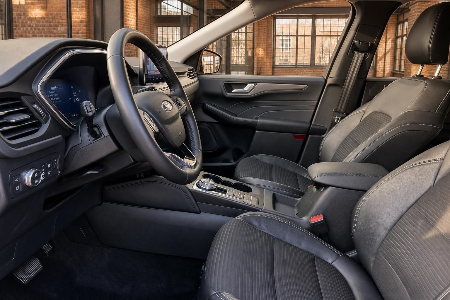 Ford Innenraum Vordersitze und Cockpit mit Ledersitzen im Detail