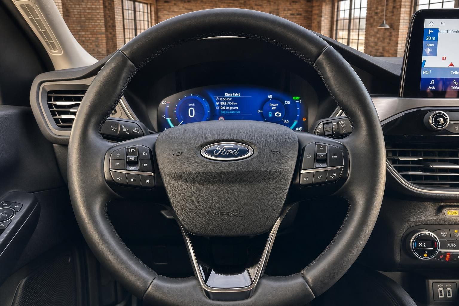 Ford Lenkrad mit Bedienelementen und digitalem Kombiinstrument im Detail