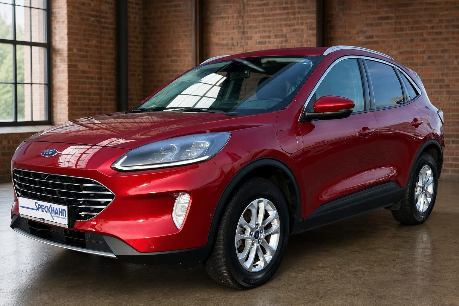 Ford Kuga rot, Frontansicht schraeg in Loftambiente