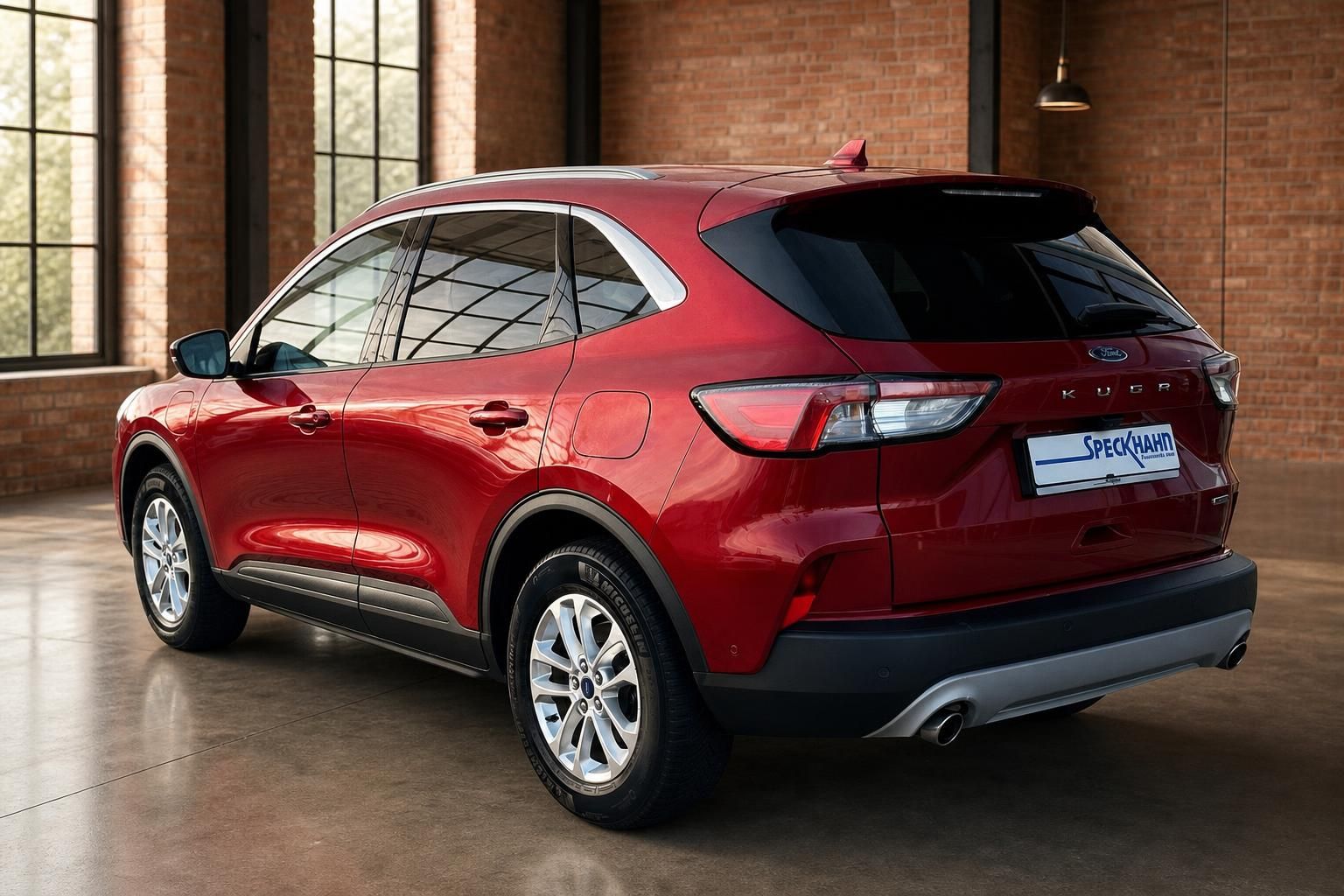 Ford Kuga in Rot, Heckansicht schraeg in Industrie-Loft
