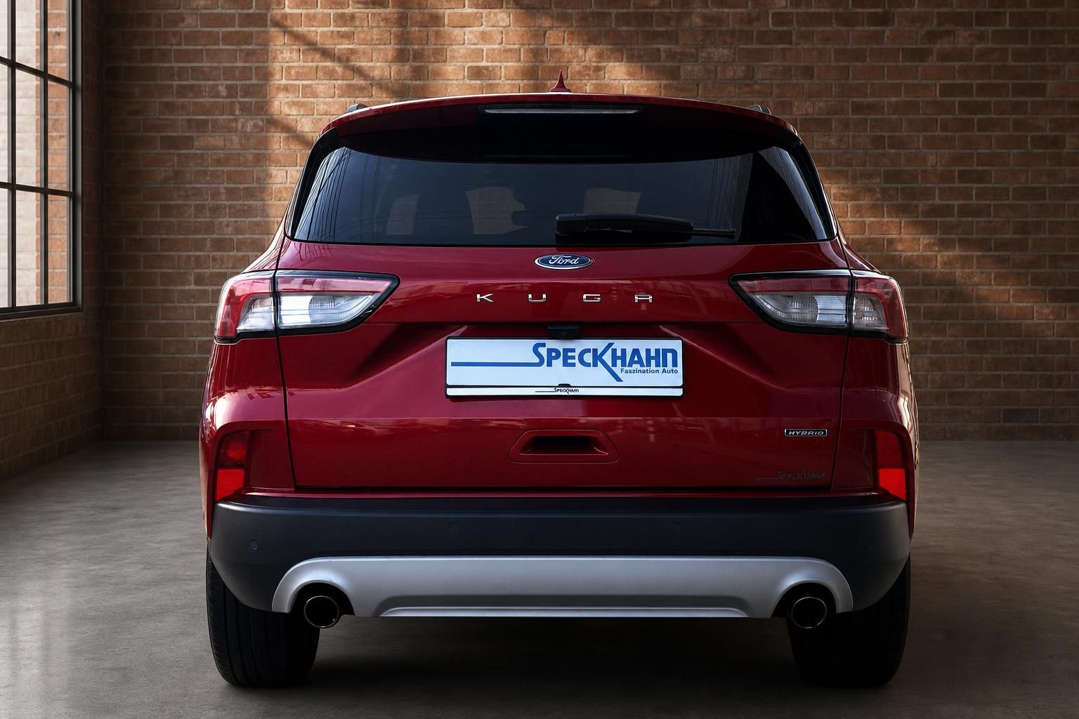Ford Kuga Hybrid rot, direkte Heckansicht vor Ziegelwand