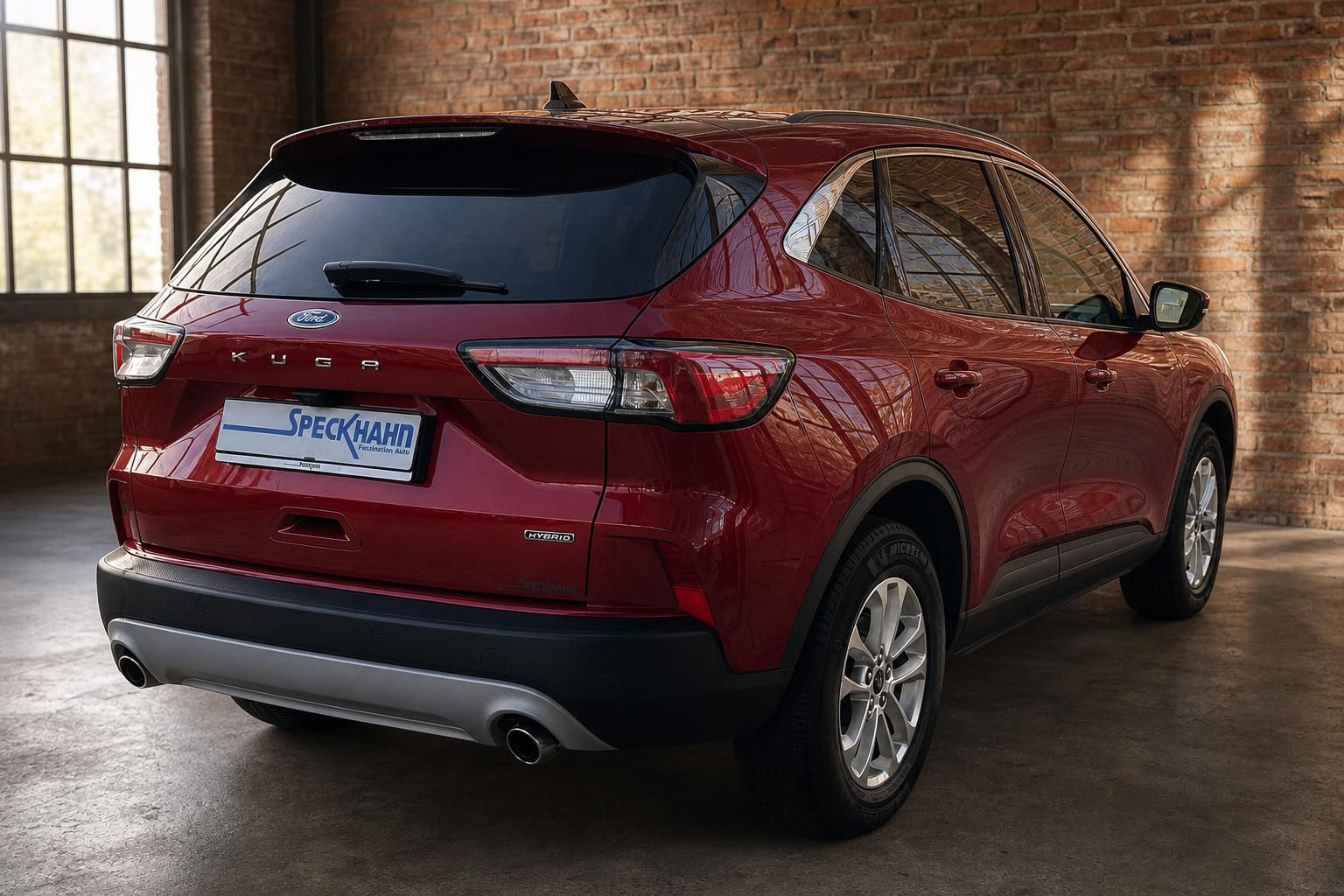 Ford Kuga Hybrid rot, Heckansicht schraeg im Loft-Showroom