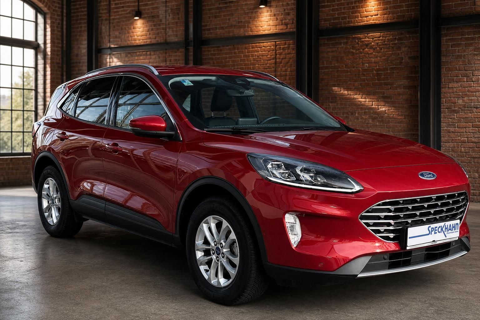 Ford Kuga rot, Frontansicht schraeg in Industriehalle