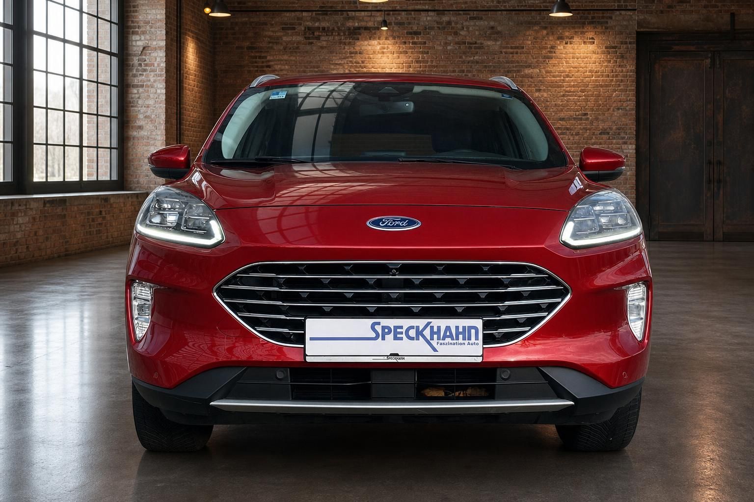 Ford Kuga rot Frontansicht mit LED-Scheinwerfern im Autohaus